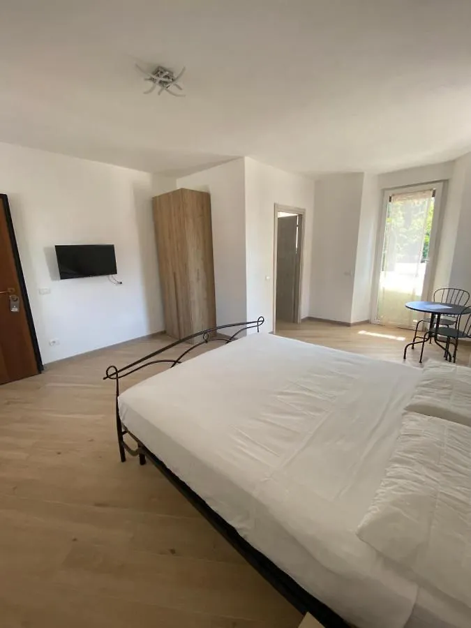 Around Lago Maggiore Rooms Reno Di Leggiuno Guest house
